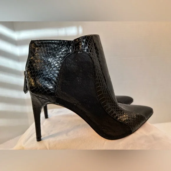 BCBG MAXAZRIA Pointed Toe Heel Ankle Boots AMAZING CONDITION! SEXY,HOLIDAY!HOT🤩 - Picture 8 of 16